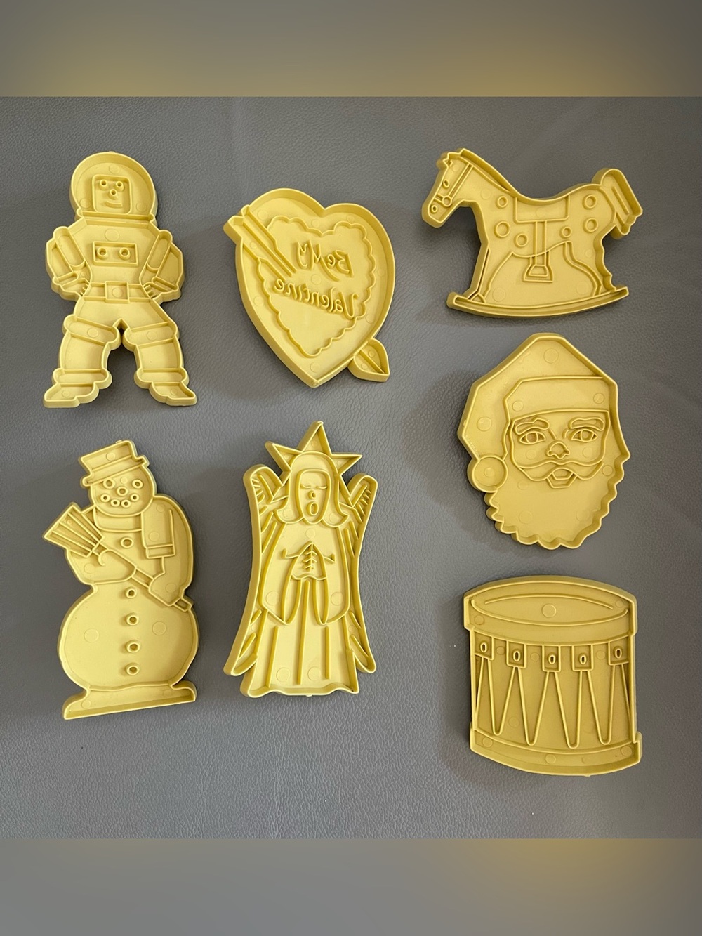 VTG Stanley Home Products Yellow Plastic Holiday Cookie Cutters Set